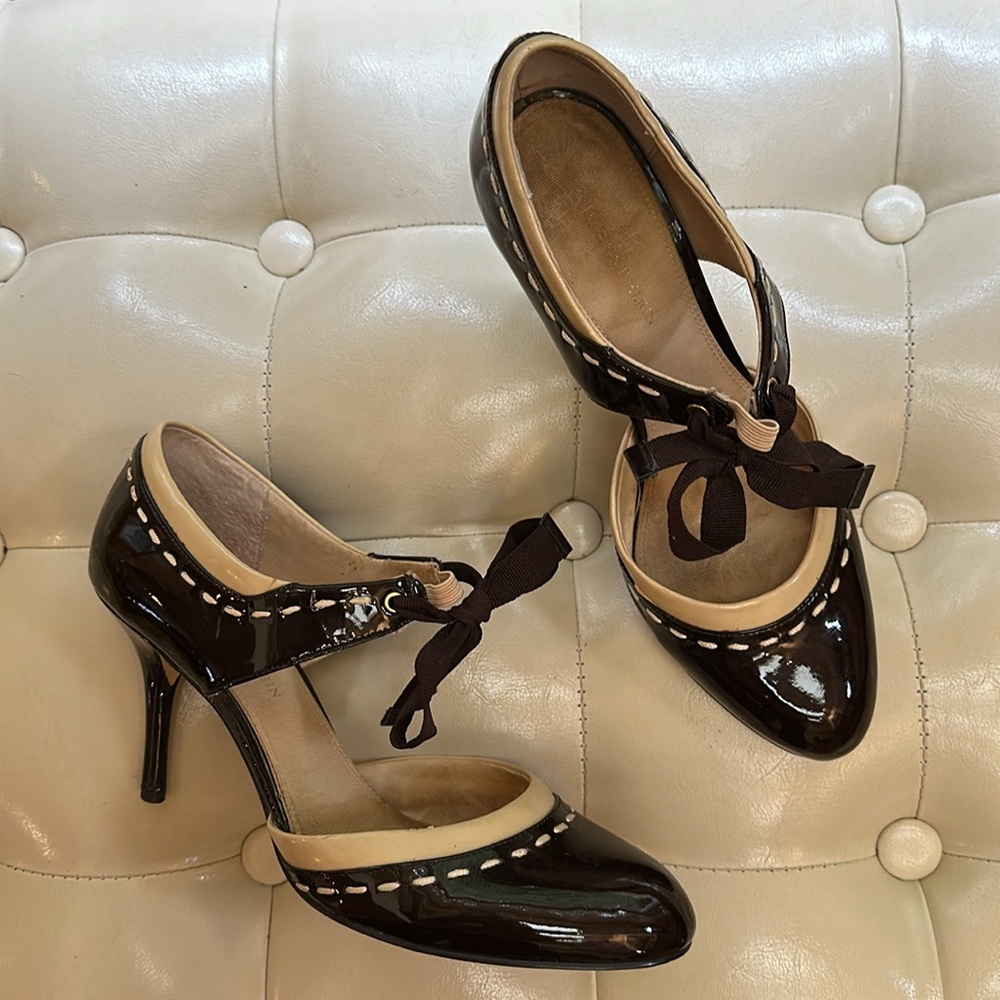 AK Elegant retro inspired Brown and Cream patent leather heel Shoes, size 8